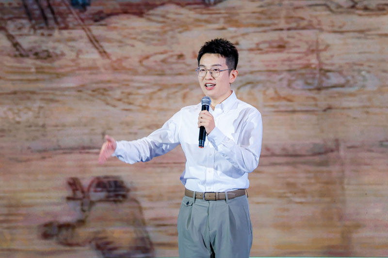 故宫文物摄影师朱楷。主办方供图